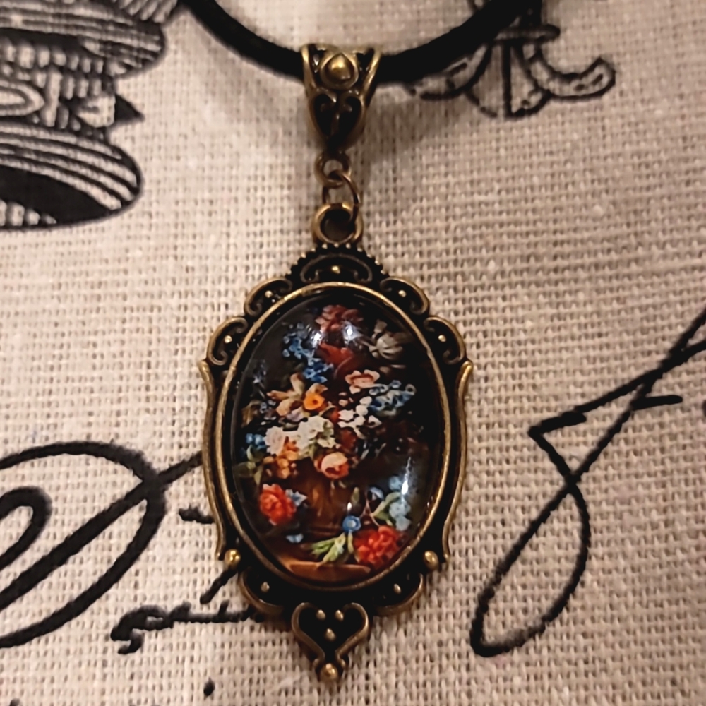 💐 Antique Bronze Victorian Cabochon Floral Cameo Necklace